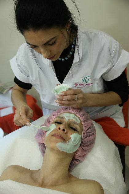 קרמים או הזרקות? המדריך השלם לבחירה נכונה לעור שלך